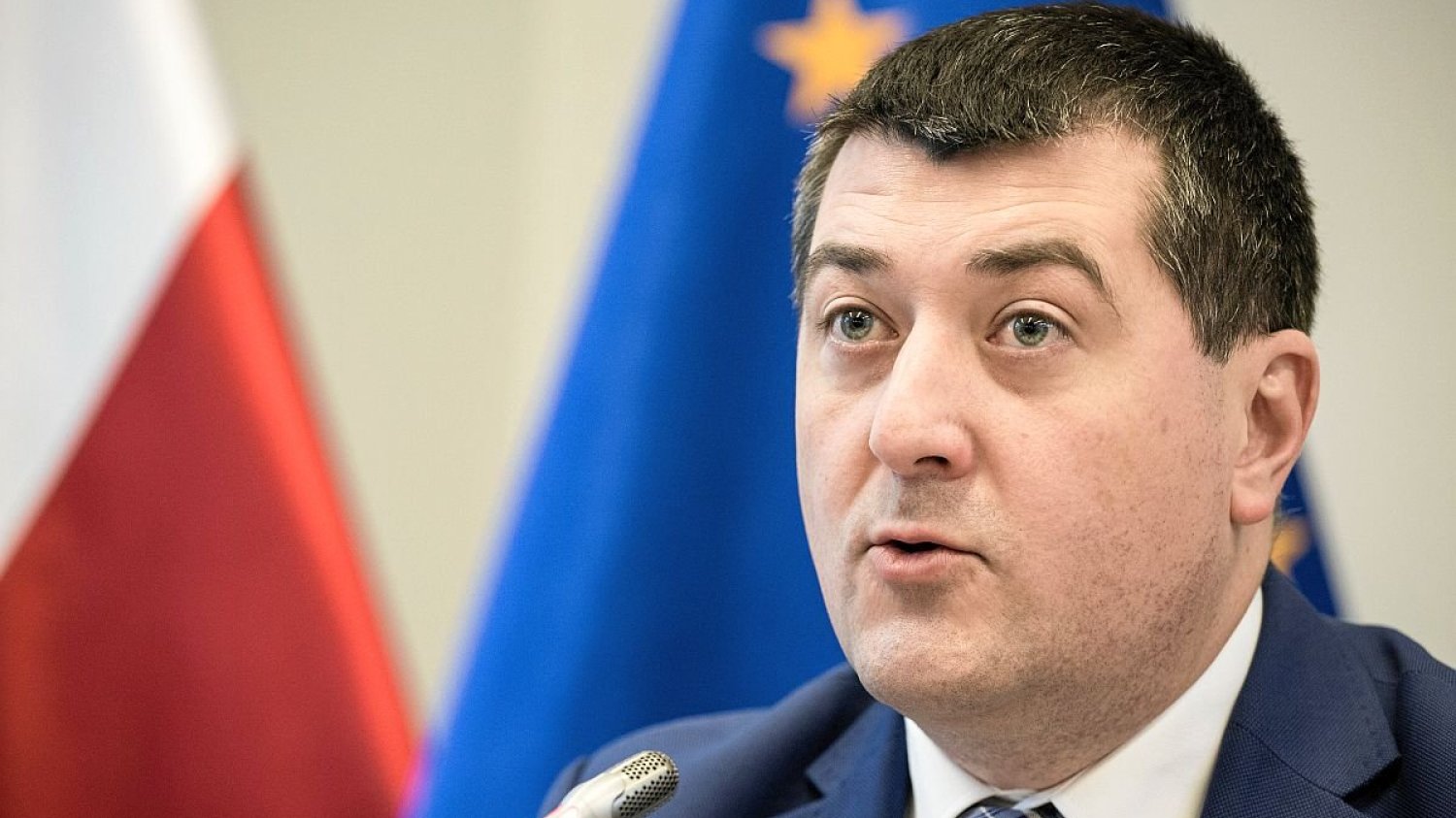 Leszek Skiba a zanim flaga Polski i Unii Europejskiej.