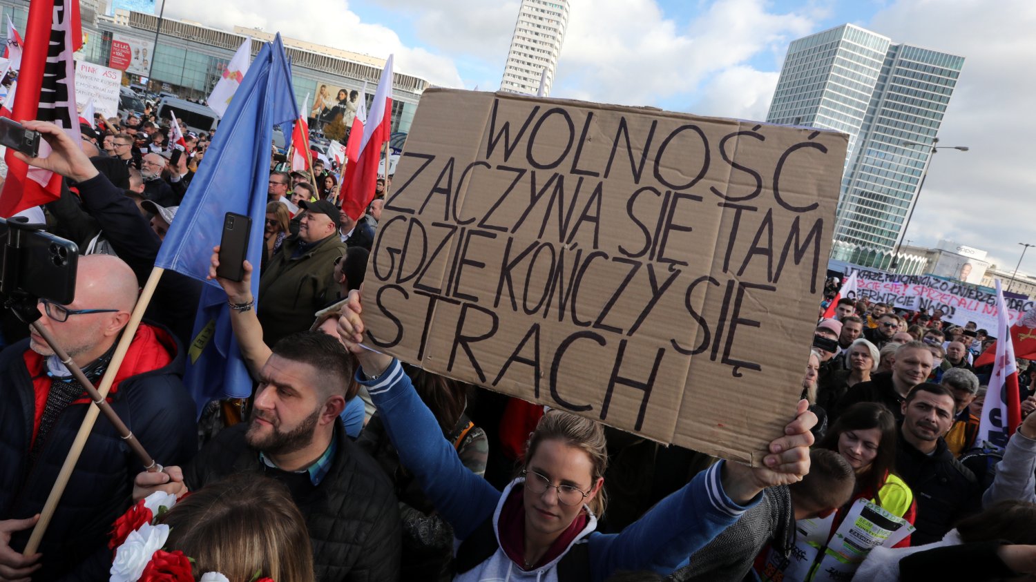 Polacy nie przestrzegają obostrzeń, a czasem nawet nie wierzą w wirusa.