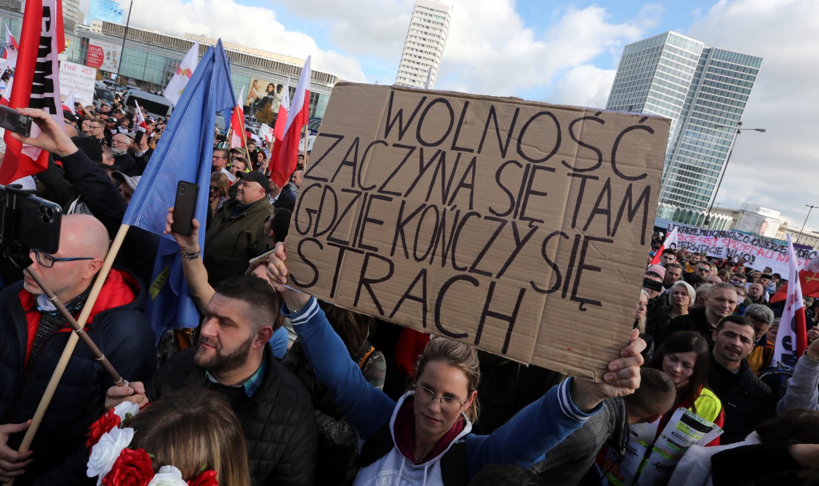 Polacy nie przestrzegają obostrzeń, a czasem nawet nie wierzą w wirusa.