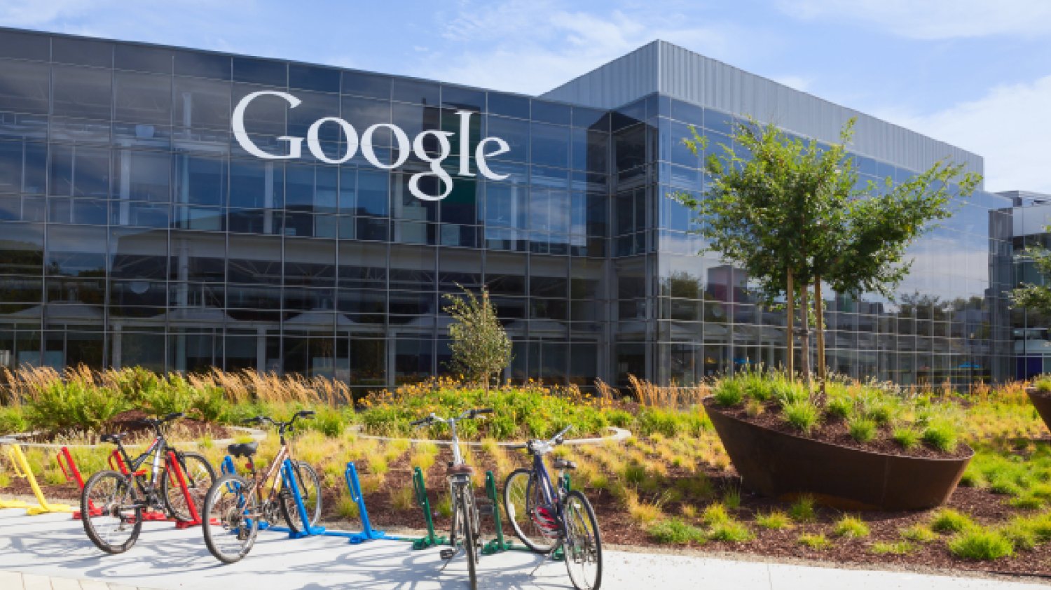 widok z zewnątrz budynku siedziby Google