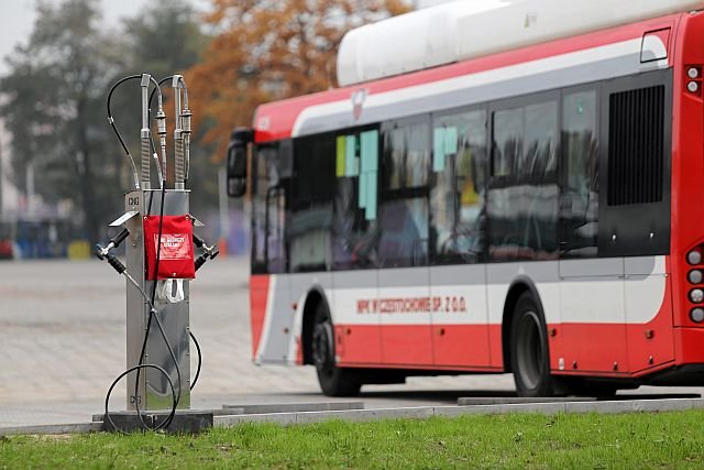 Jeden z autobusów marki Solbus w Częstochowie. Nie wiadomo jak dostały homologację, bo nie spełniają norm hałasu i psują się na potęgę. Jeden spłonął