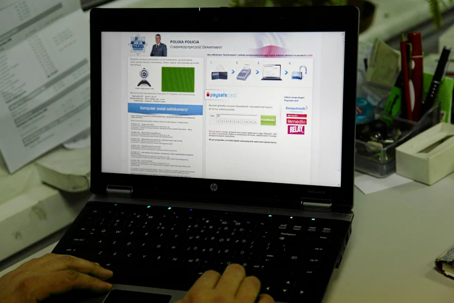 Poza podrabianiem sklepów internetowych oszuści dodatkowo potrafią infekować komputery klientów wirusami, również podszywającymi się pod... policję.