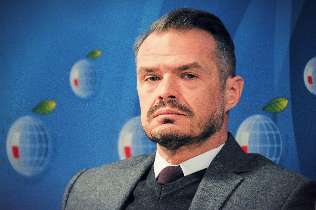 Były minister w rządzie Tuska ma rzadko pojawiać się w pracy, a większość czasu spędza w Polsce