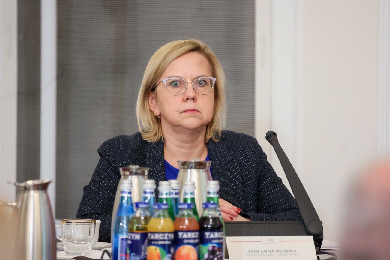 Minister Klimatu i Środowiska Anna Moskwa przyznała premie niektórym pracownikom swojego resortu