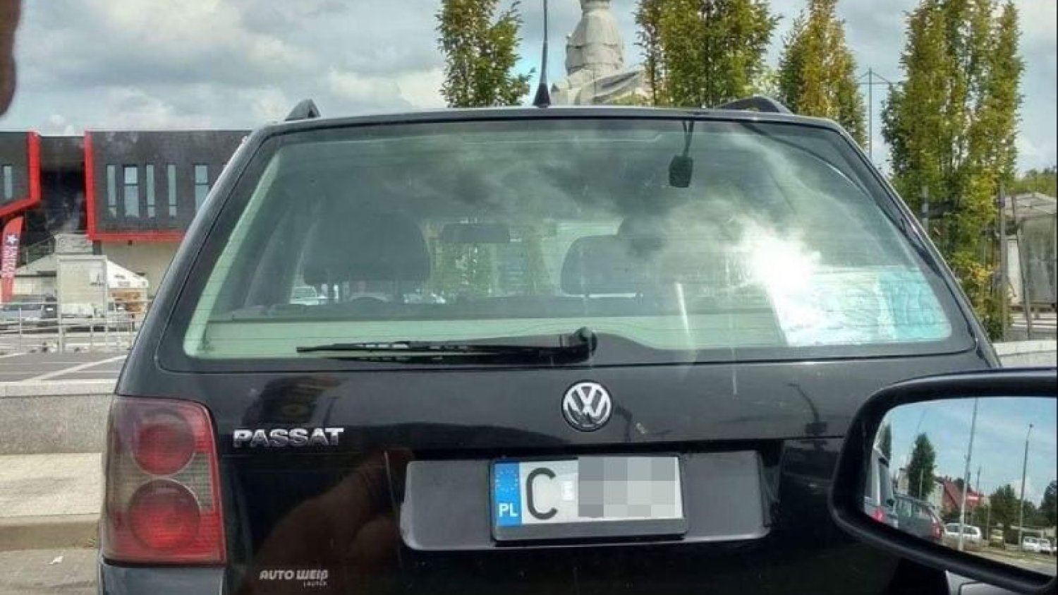 Definicja złego użycia. Małe tablice na VW Passacie.