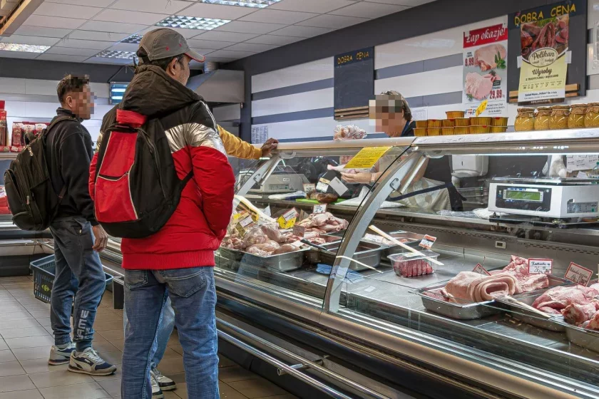 Rząd Tuska trzyma palec na przycisku z napisem "INFLACJA"