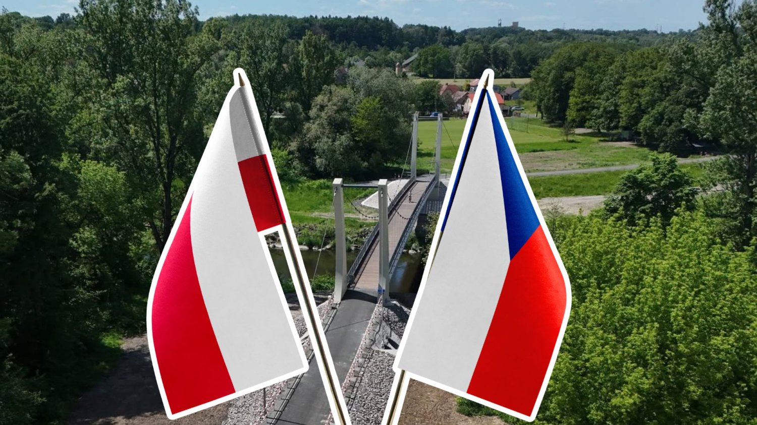 Polska i Czechy połączone na Olzie po 70 latach. Czas na biznesowy odwet. Flagi Polski i Czech na tle kładki.