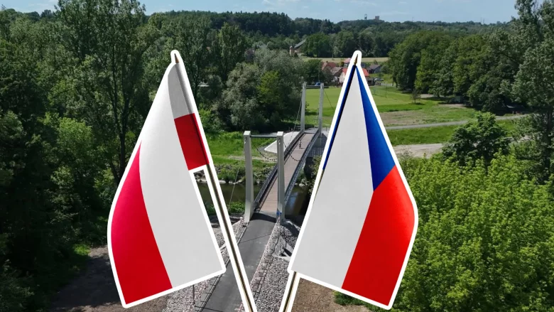 Polska i Czechy połączone na Olzie po 70 latach. Czas na biznesowy odwet. Flagi Polski i Czech na tle kładki.