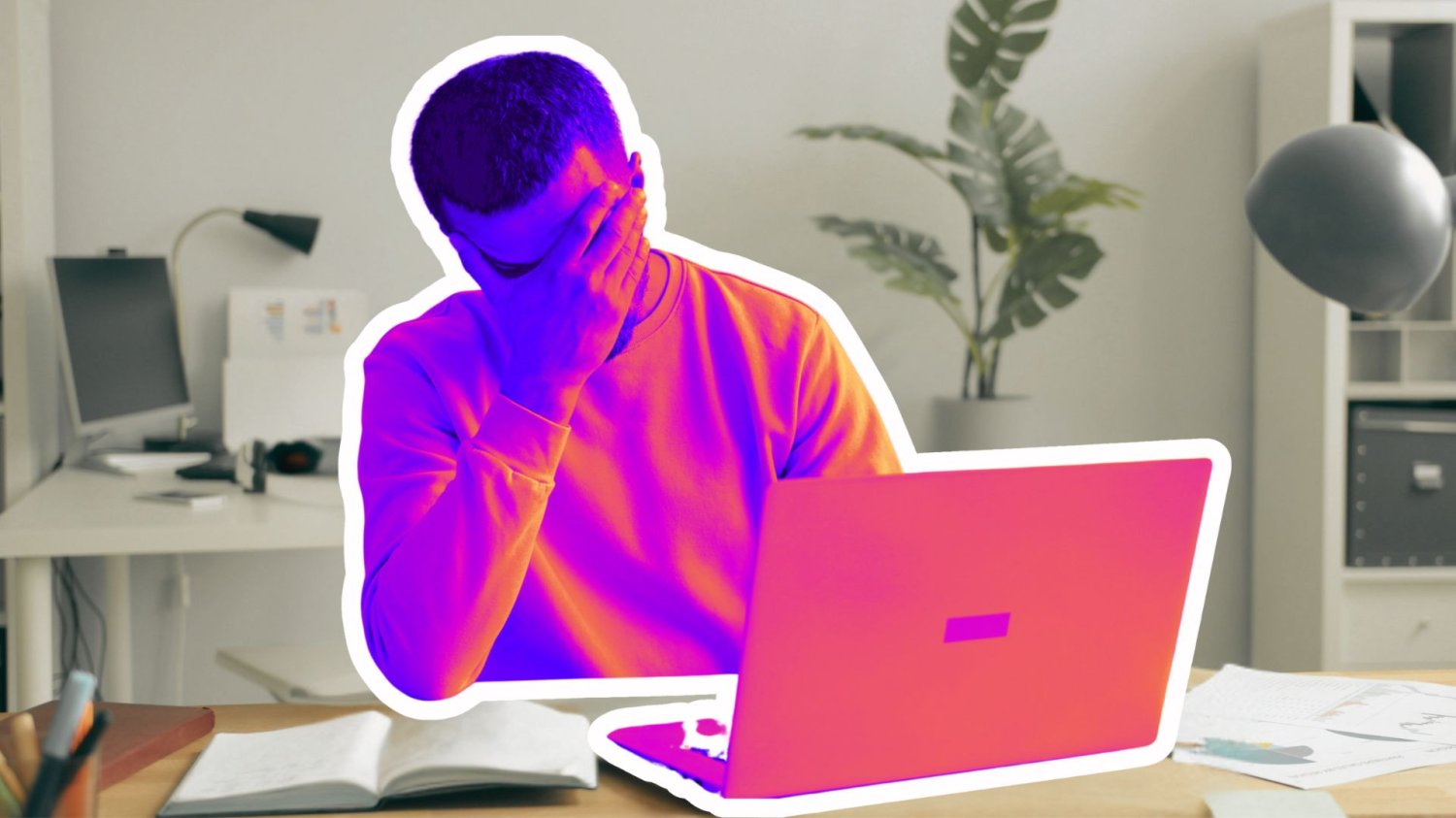 5 najgłupszych mitów o KSeF. Płacze w internecie to często łzy cwaniaków załamany księgowy przed komputerem