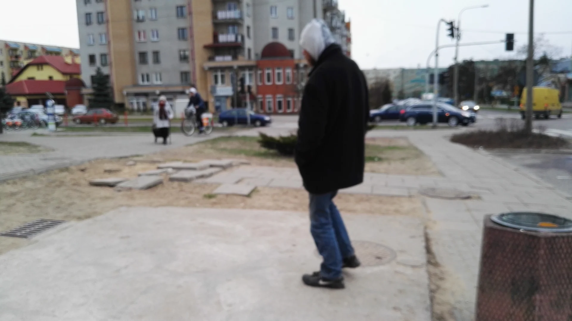 Bezdomny "pan z przystanku"