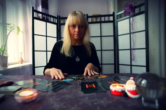 Maria Matusiak straciła pracę w księgowości, a poza tym nie miała do niej serca. Znajoma wróżka powiedziała jej, że mogłaby wróżyć nawet bez ukończenia szkół.
