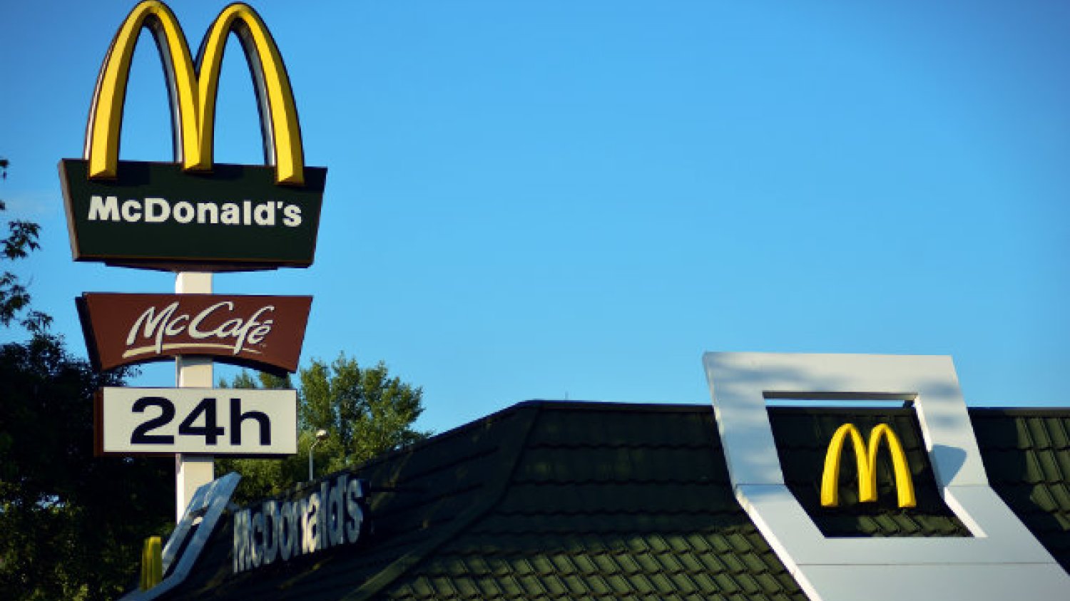 Ustawa krajobrazowa - McDonald's został zmuszony do usunięcia swoich reklam sprzed lokalu. Sieć odwołała się od decyzji miasta