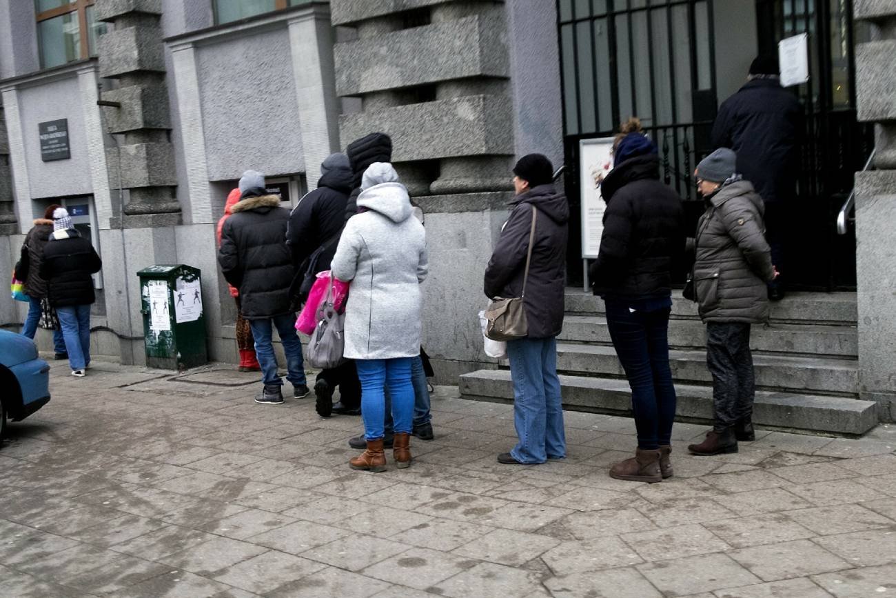 Kolejka przed bankomatem.