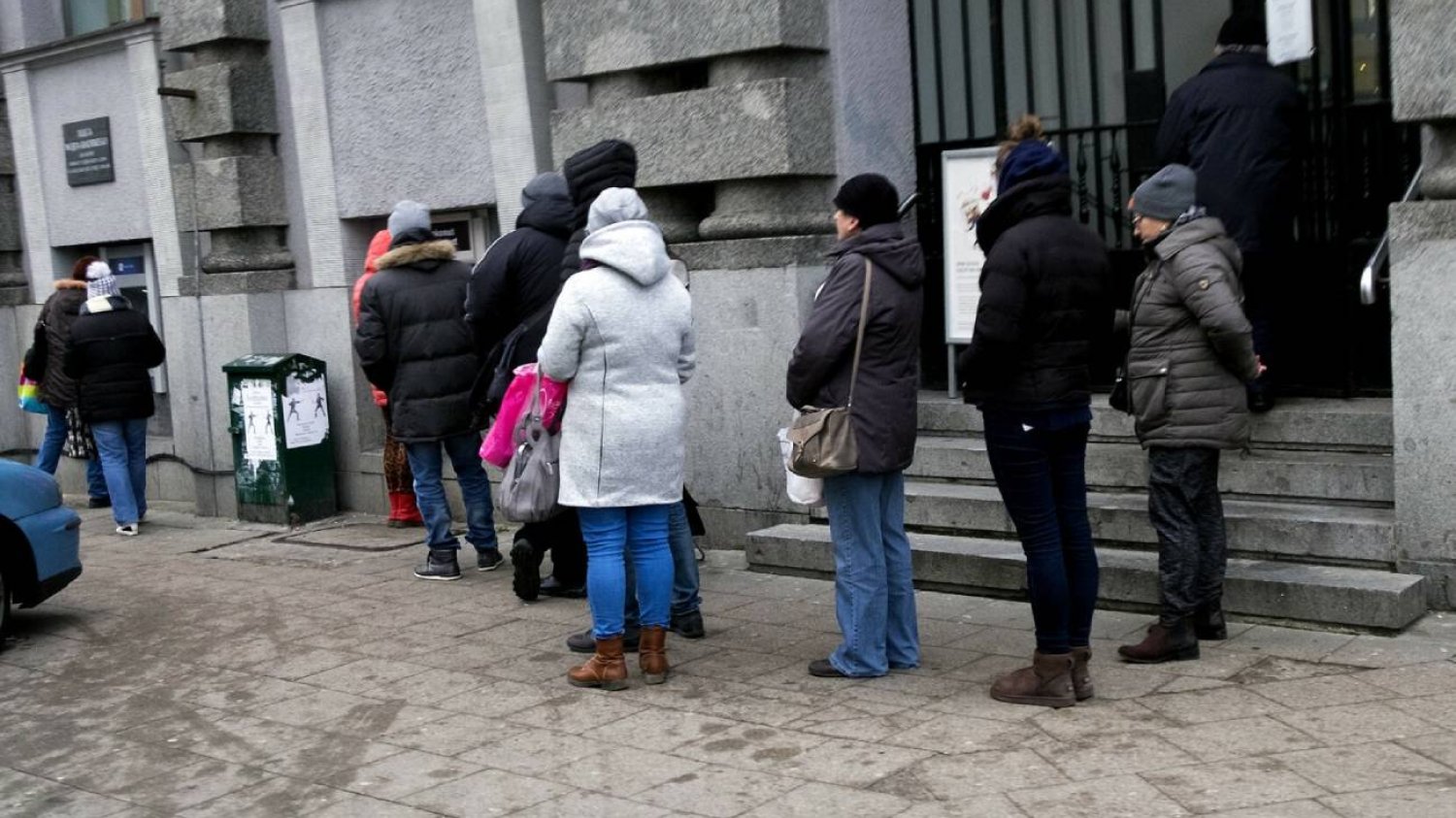 Kolejka przed bankomatem.