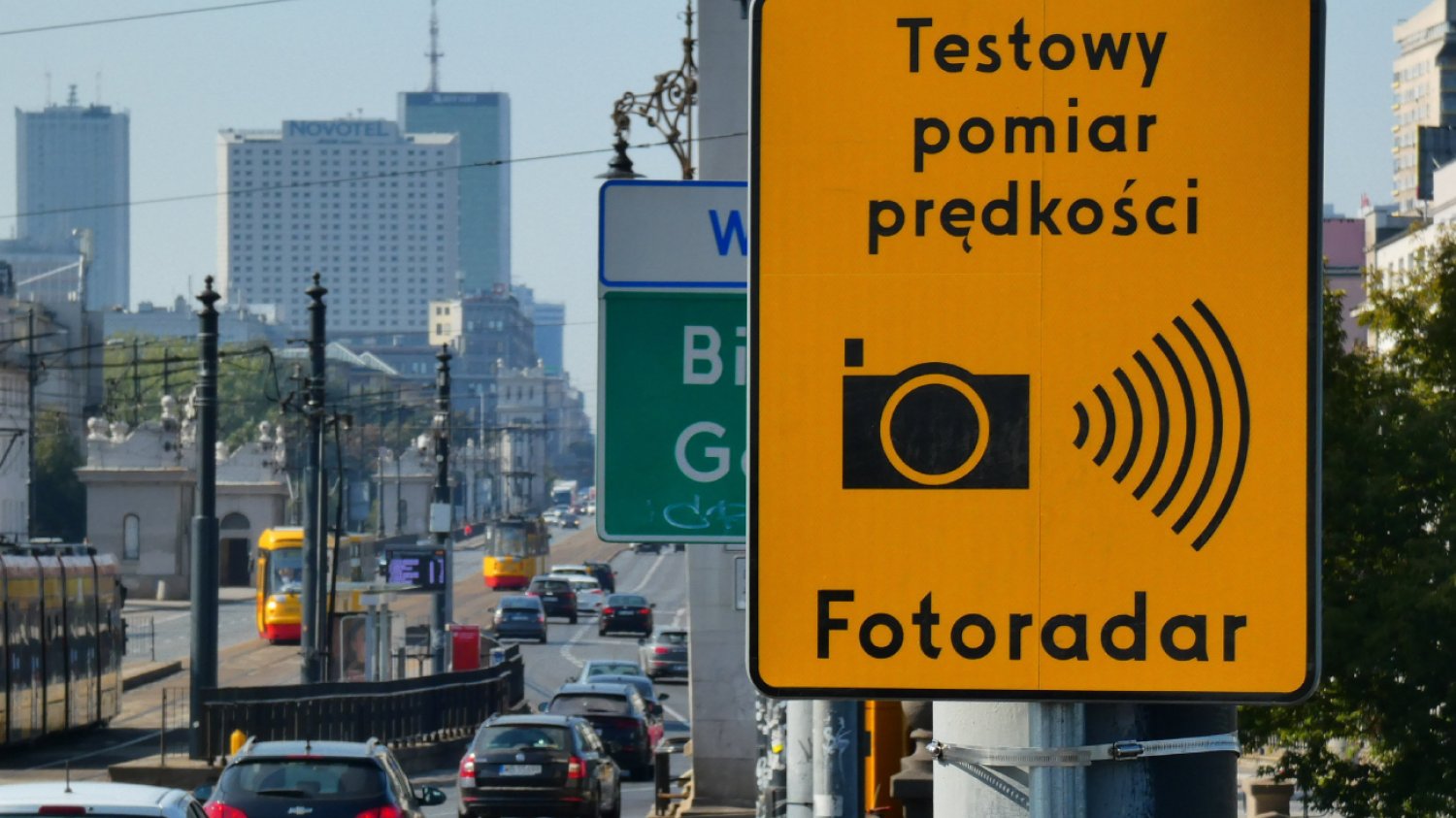 Tablica informująca o fotoradarze na Moście Poniatowskiego w Warszawie.