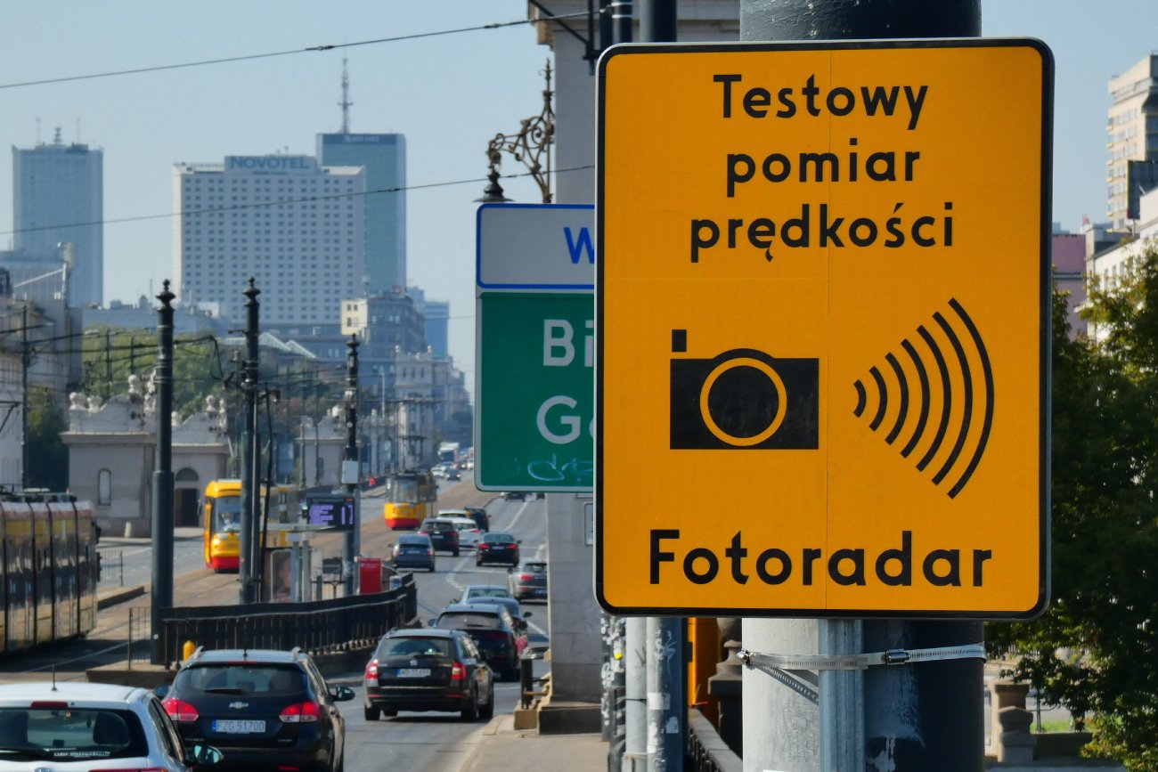 Tablica informująca o fotoradarze na Moście Poniatowskiego w Warszawie.