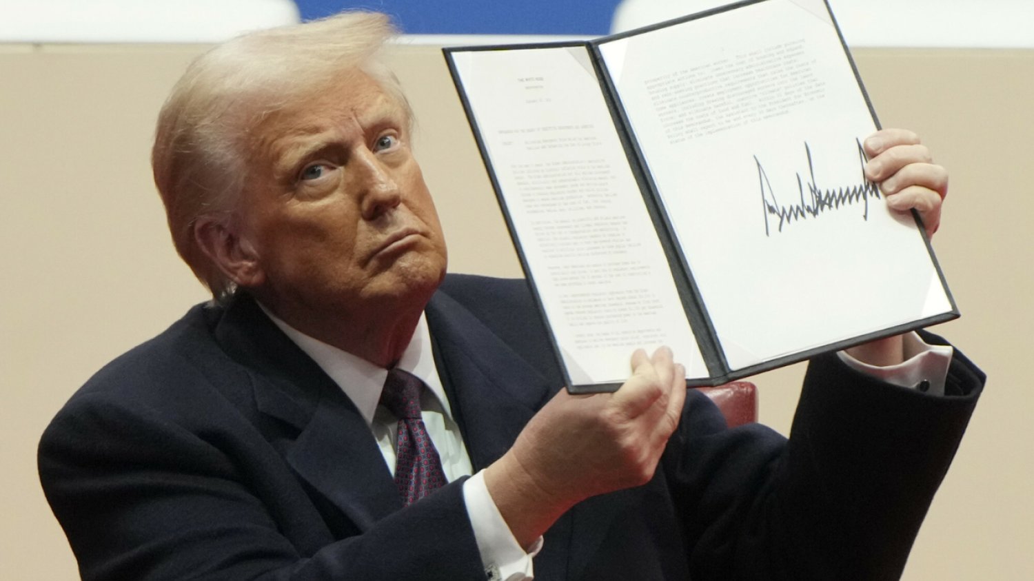 Futurism zwraca uwagę na to, że dekrety prezydenta Trumpa to nie jedyne dokumenty o podejrzanej strukturze.