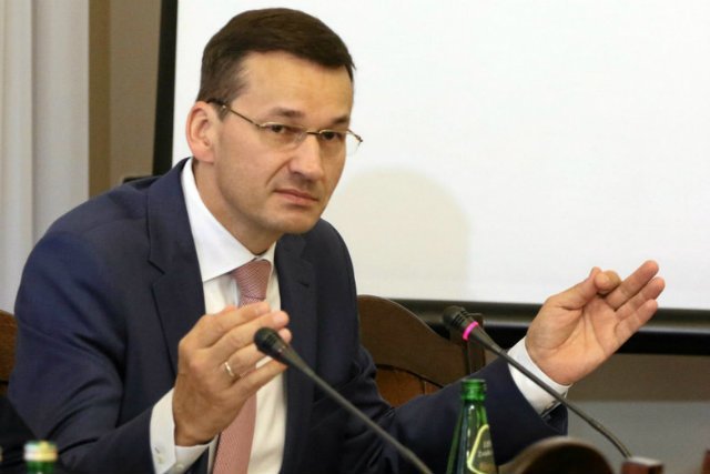 Morawiecki kusi lekarzy dodatkiem patriotycznym za pozostanie w kraju.