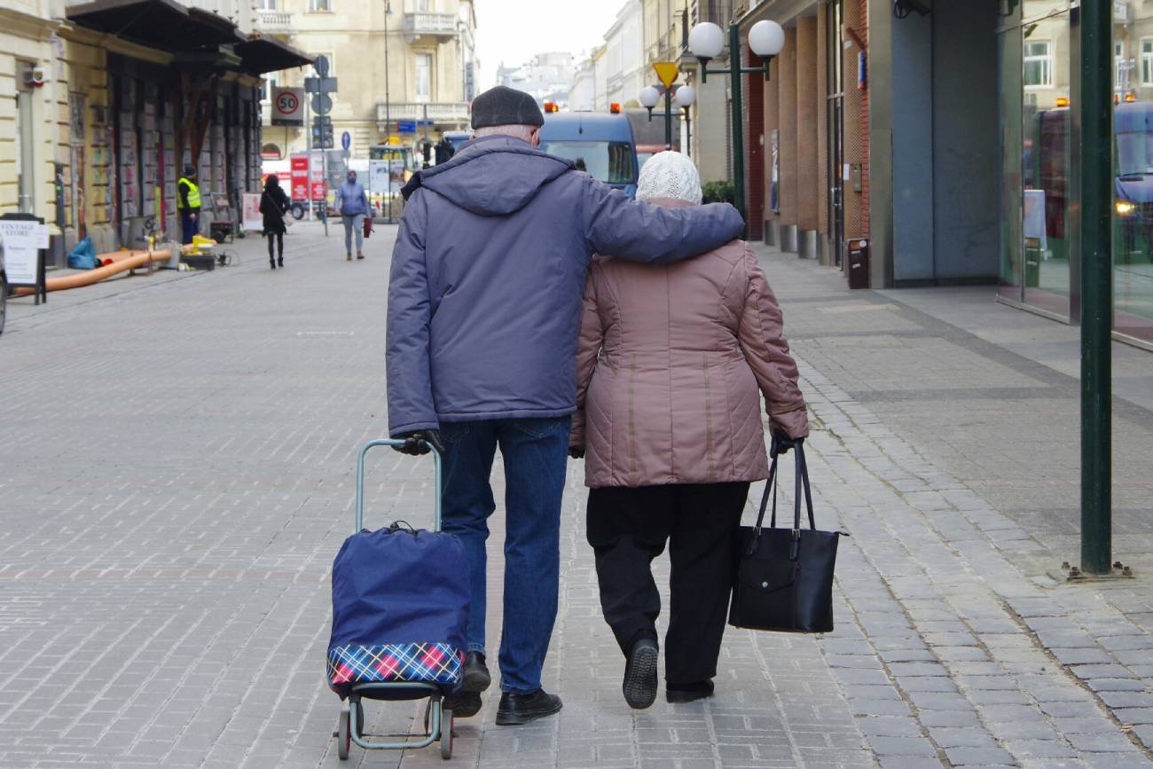 Para emerytów na zakupach