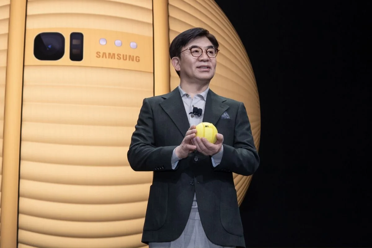 CEO Sansung Electronics HS Kim zaprezentował robota Ballie podczas targów CES 2020 w Las Vegas.