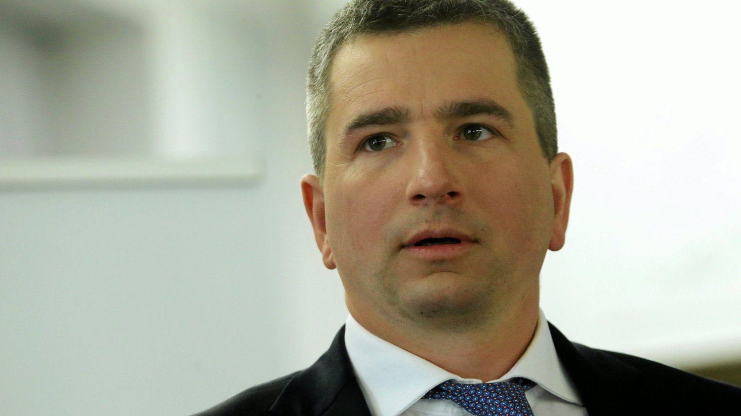 "Super Express" oskarżył Mateusza Szczurka o roztaczanie parasola nad VAT-owską mafią. Były szef resortu wypiera się tych zarzutów