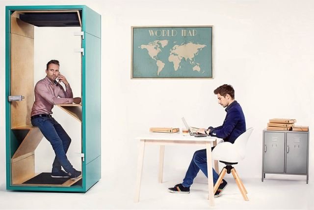 Budka telefoniczna w biurze umożliwia spokojne prowadzenie ważnych rozmów.