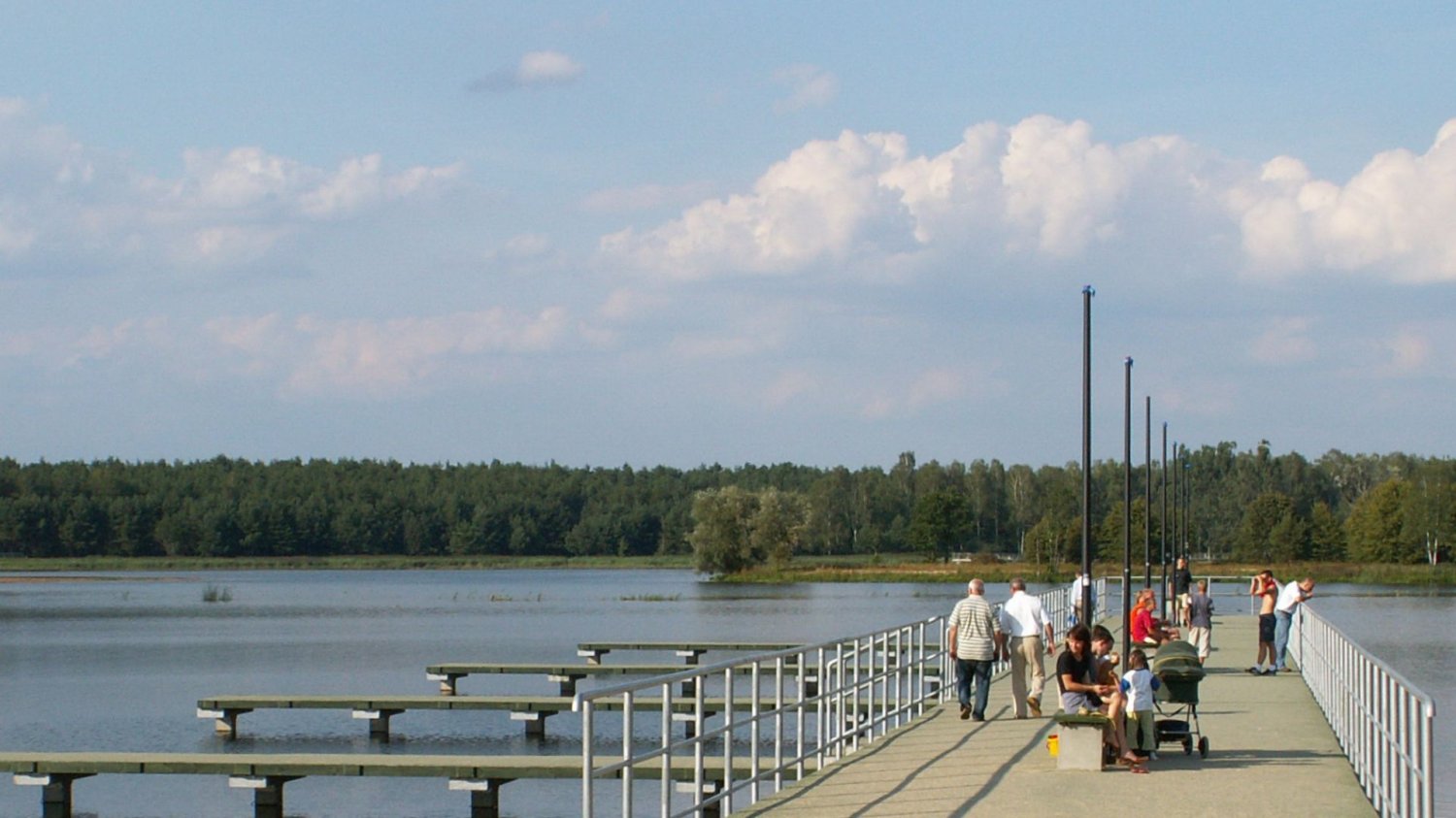 Plaża i moro w Zbiorniku Borków. Na odbudowę zapory przeznaczono ponad 93 mln zł.