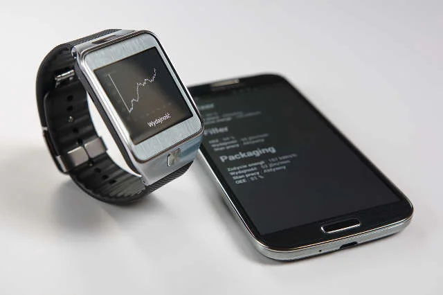ASTOR Watch w porównaniu ze smartfonem.