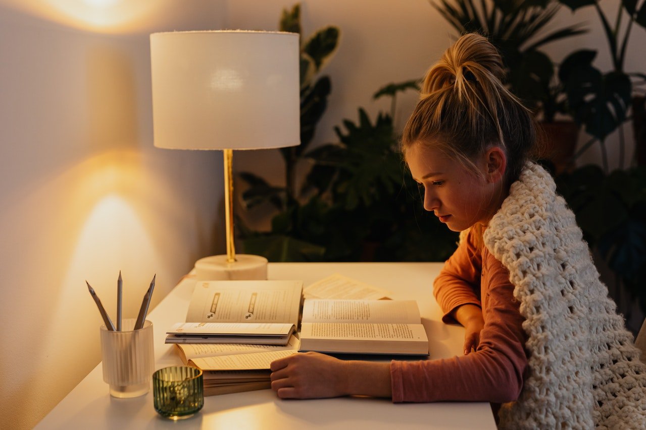 Obowiązujące od stycznia 2023 w ramach Tarczy Solidarnościowej limity zużycia energii zostały podniesione do 3000 kWh, 3600 kWh i 4000 kWh. Dzięki nowelizacji przepisów gospodarstwa domowe zaoszczędzą jeszcze więcej na rachunkach za prąd.