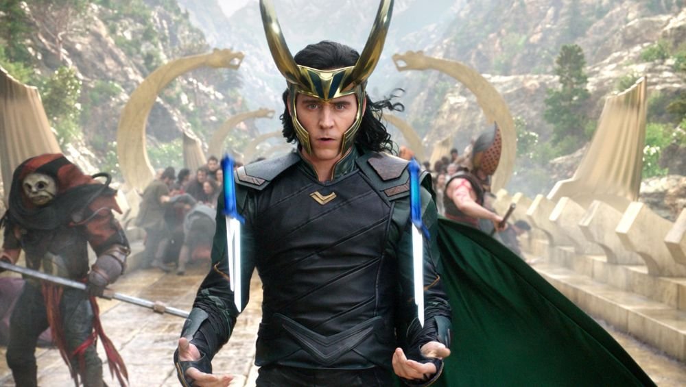 Loki z filmów o Thorze będzie gwiazdą nowego serialu Disney+. Na zdjęciu wcielający się w tę postać aktor Tom Hiddleston. Disney+ będzie kolejną platformą VOD z treściami premium. Porównujemy ofertę i cenę z Netfliksem.