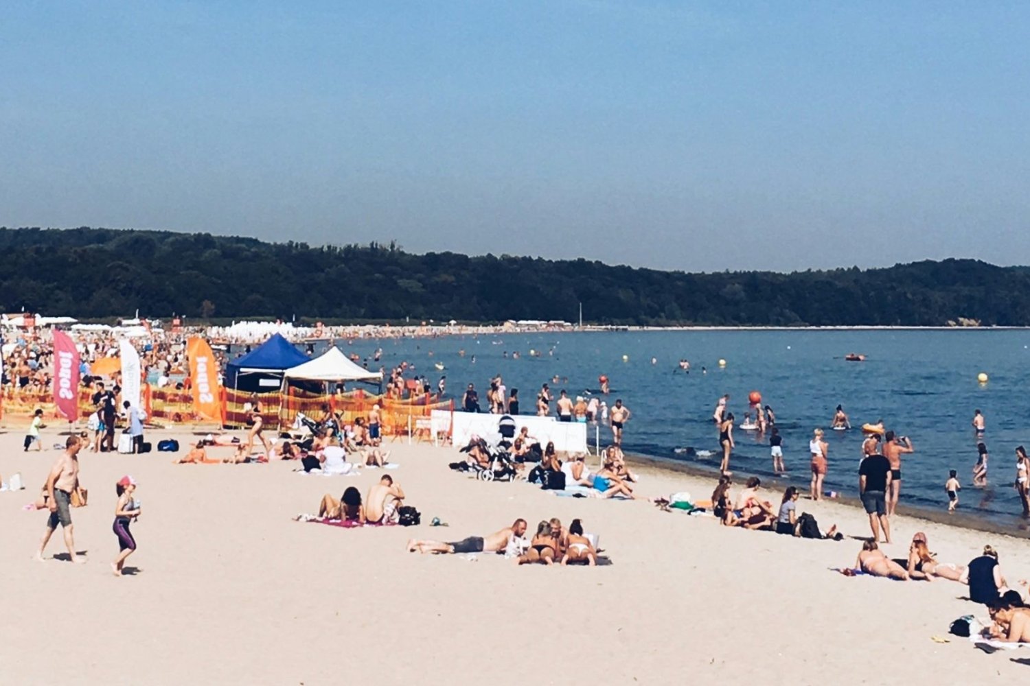 Ludzie na plaży nad morzem.