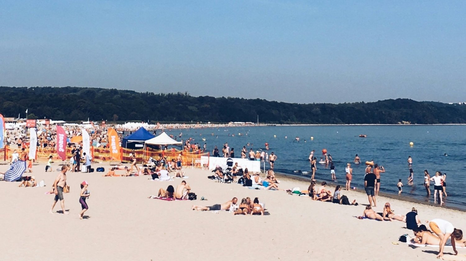 Ludzie na plaży nad morzem.