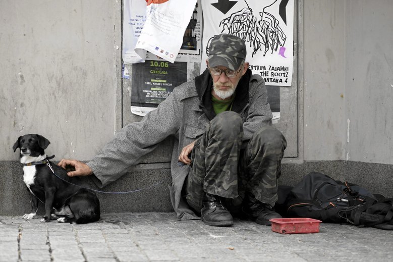 Bezdomnemu można pomóc w inny sposób niż drobnymi z portfela.