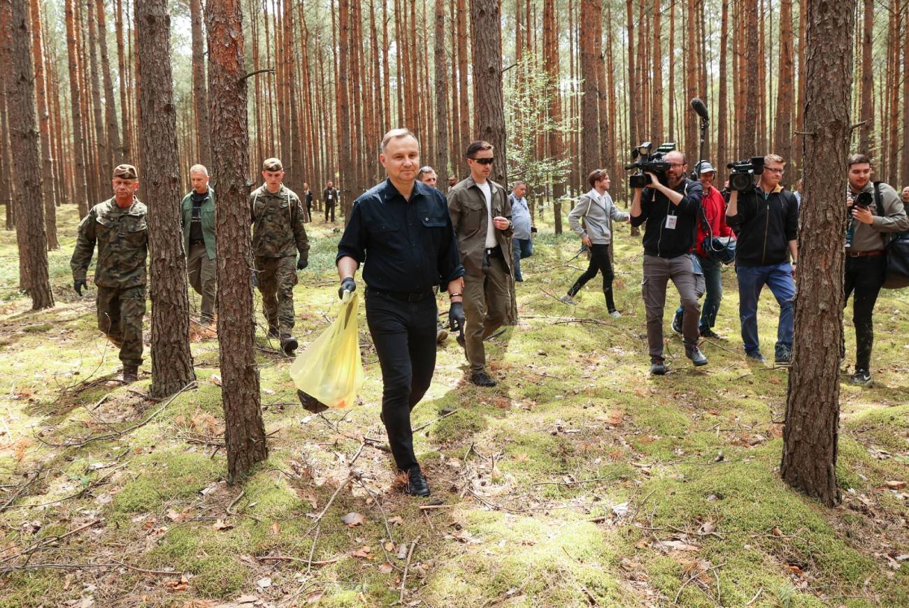 Andrzej Duda podczas akcji sprzątania lasów w 2022 roku.