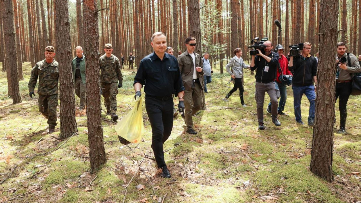 Andrzej Duda podczas akcji sprzątania lasów w 2022 roku.