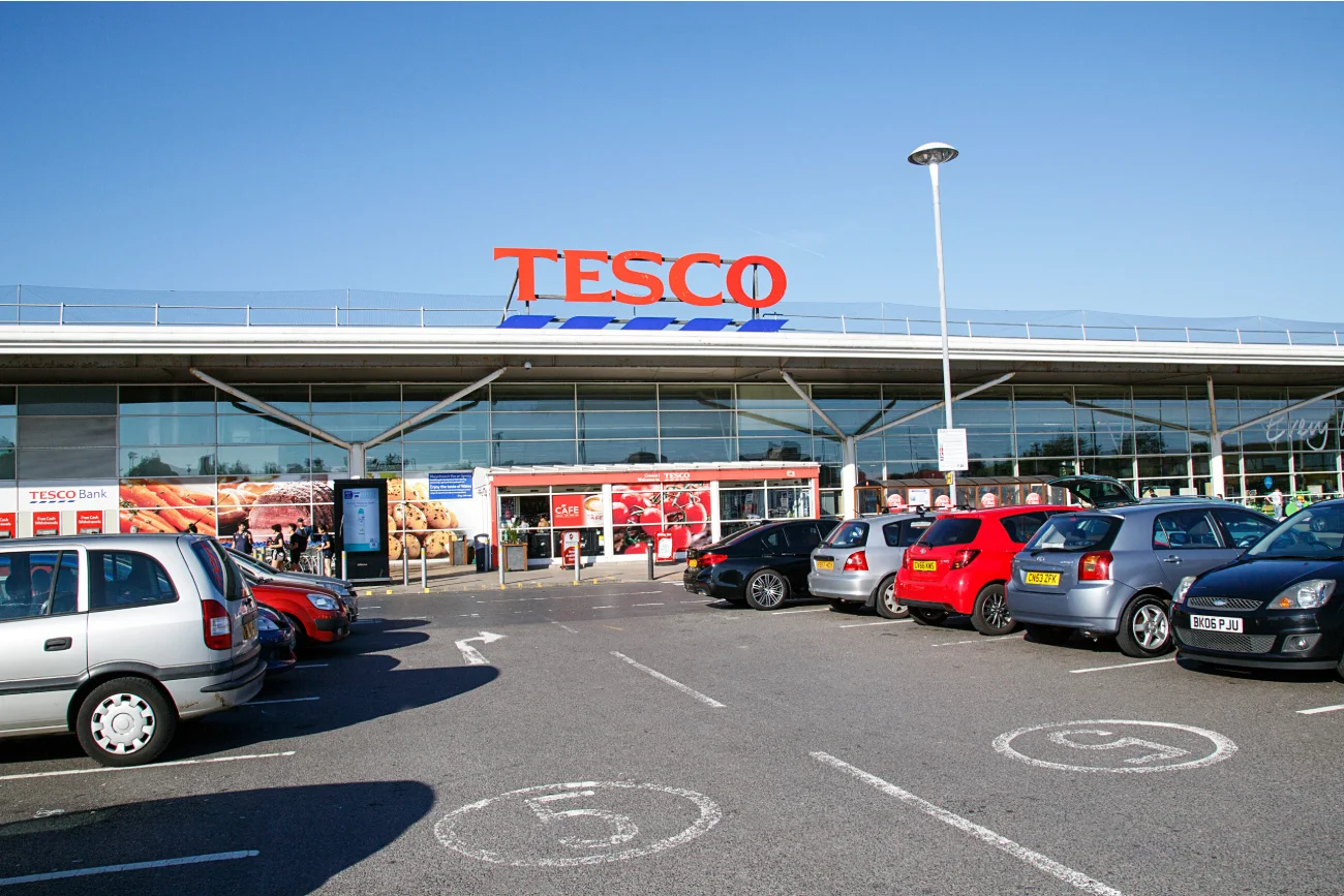 sklep Tesco przed którym stoją zaparkowane auta