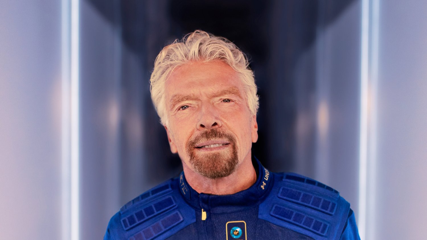 Richard Branson w kombinezonie kosmicznym Virgin Galactic