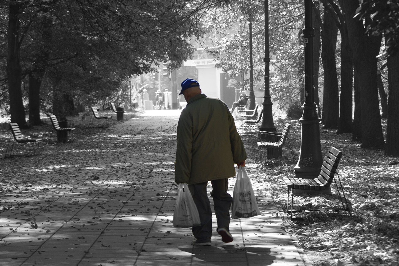 Niższa waloryzacja przez niższe ceny paliw. Seniorzy stracą.