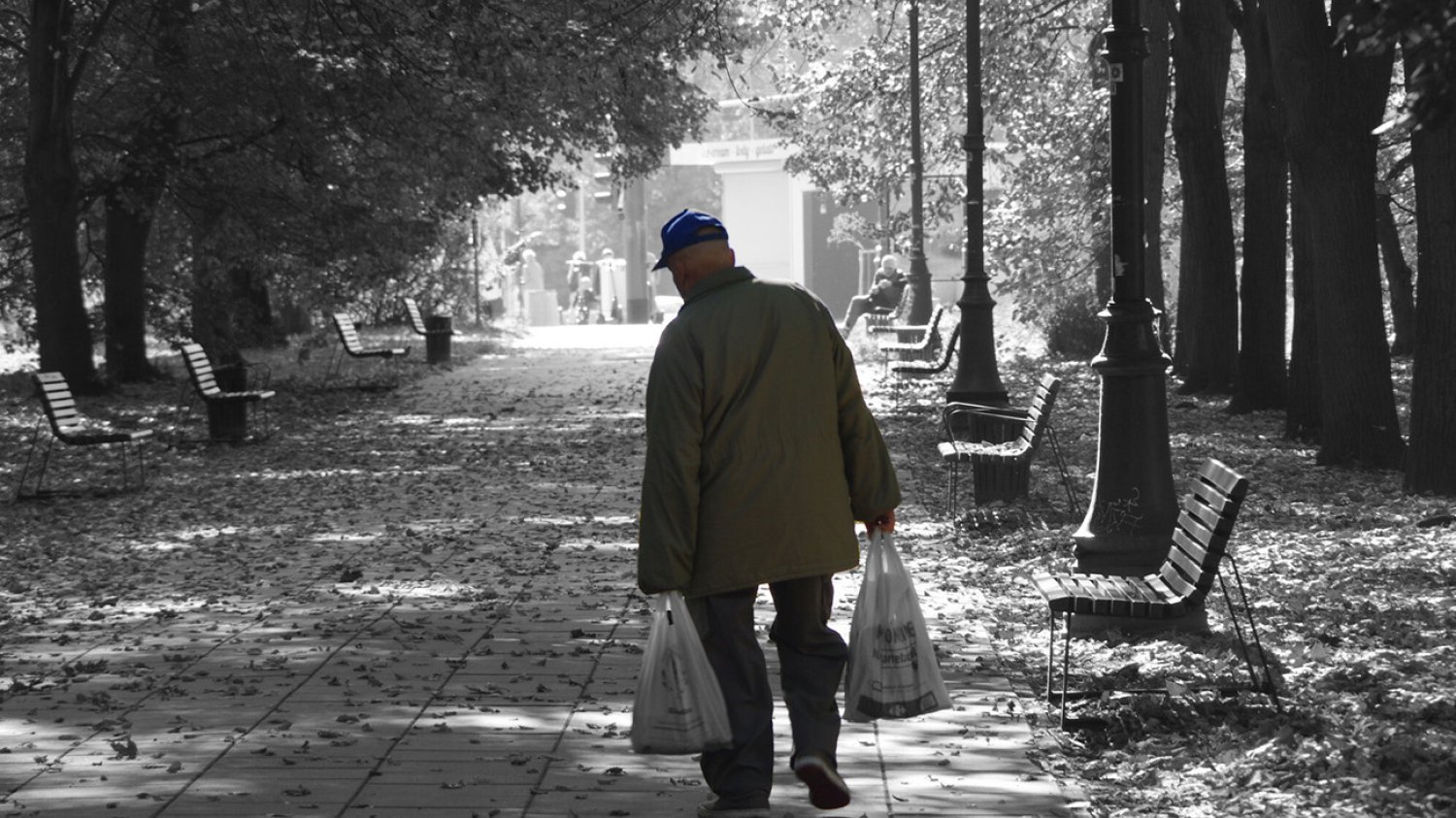 Niższa waloryzacja przez niższe ceny paliw. Seniorzy stracą.