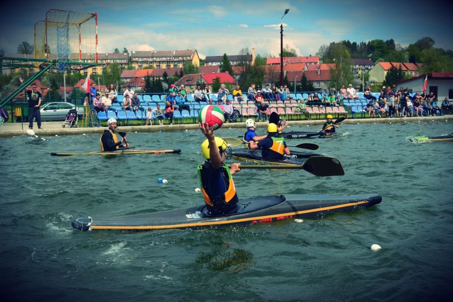 Kajak polo jest niezwykle widowiskowym sportem.