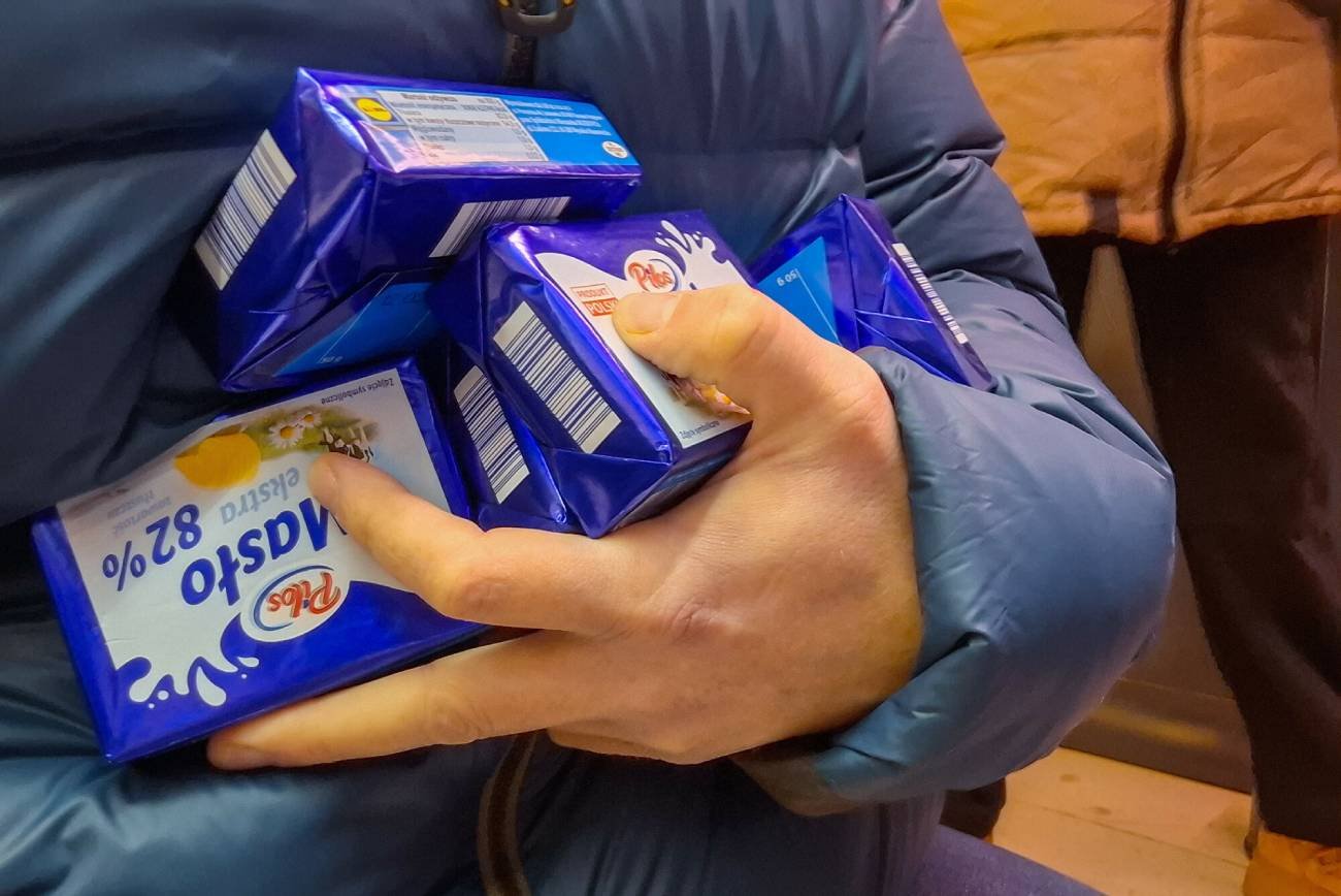 Osoba trzymająca masło.