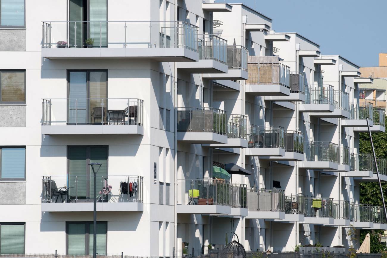 Ceny mieszkań wpływają na obywateli i deweloperów.