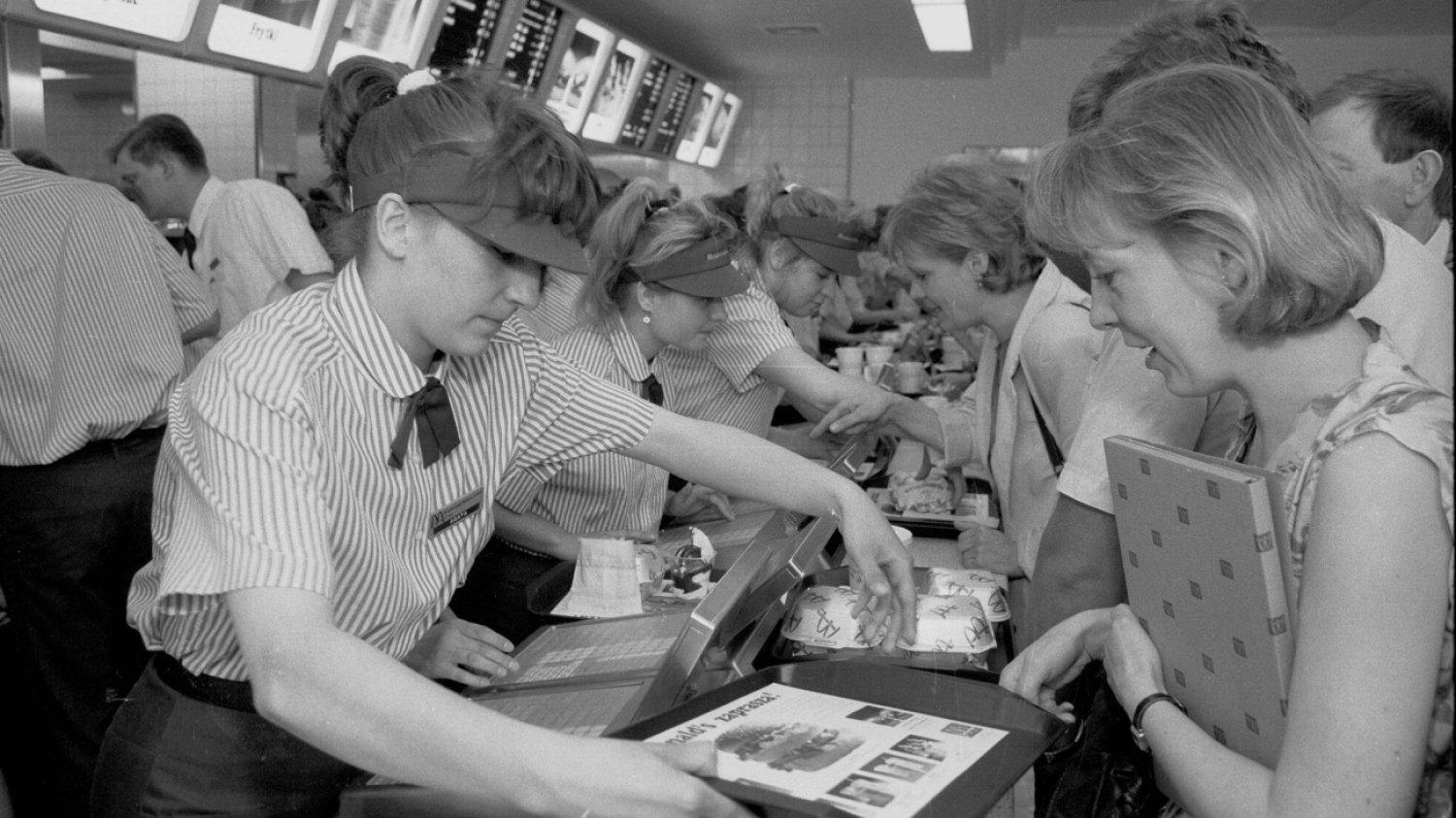Pierwszy McDonald's w Polsce został otwarty 9 czerwca 1992.