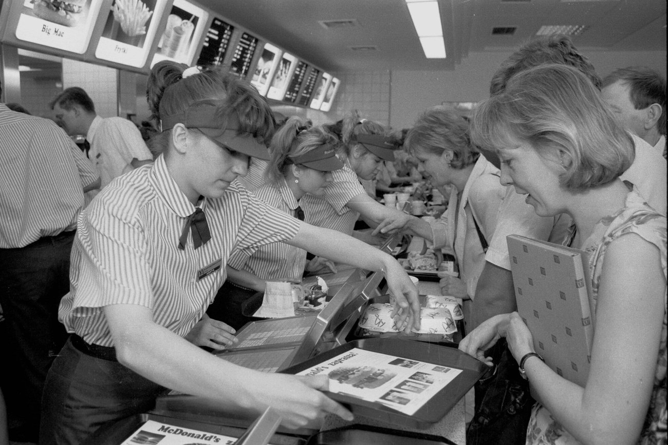 Pierwszy McDonald's w Polsce został otwarty 9 czerwca 1992.