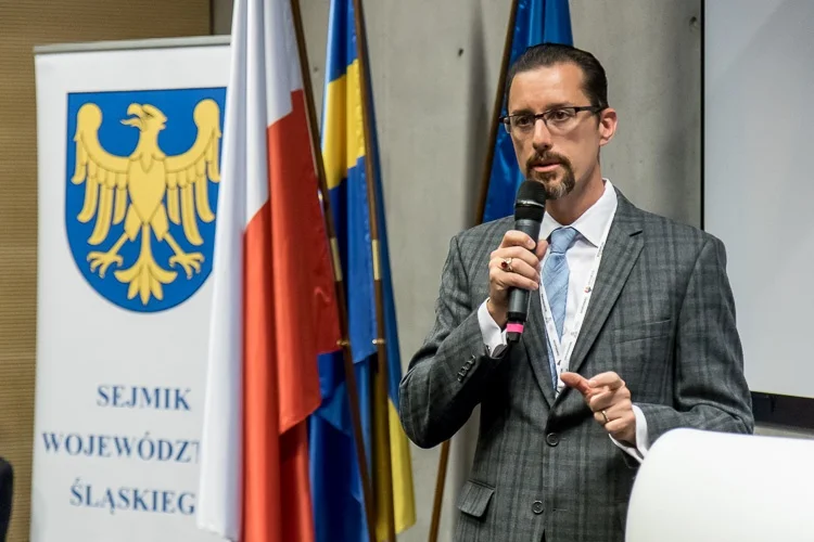 Kristopher Sanchez, Dyrektor ds. Współpracy Międzynarodowej w Biurze Gubernatora Nevady podczas wystąpienia na sesji Sejmiku Województwa Śląskiego