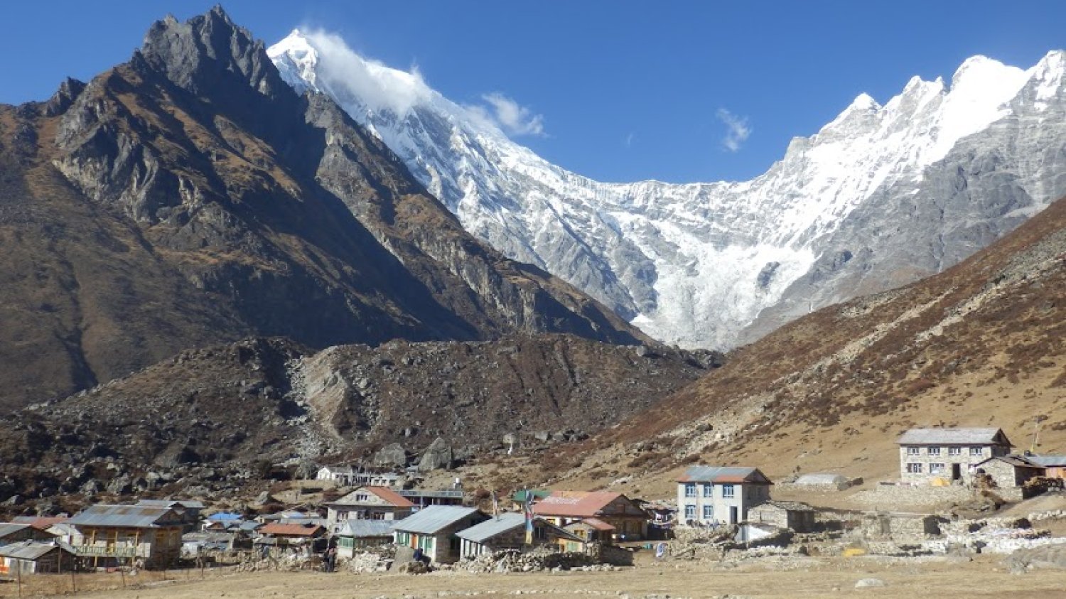 Smak sera z jaka na 3800 m n.p.m - niepowtarzalne doświadczenie! Lądowisko dla śmigłowców w Langtang, Nepal.