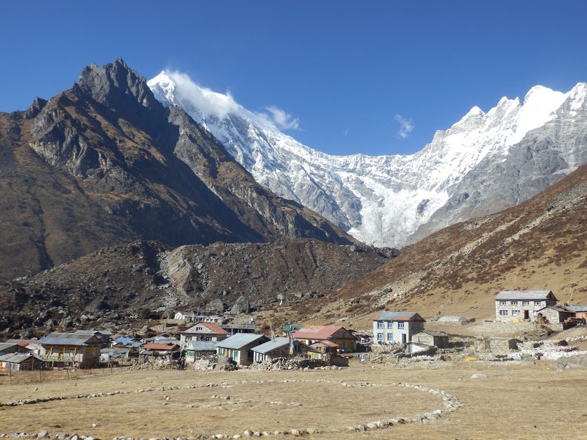 Smak sera z jaka na 3800 m n.p.m - niepowtarzalne doświadczenie! Lądowisko dla śmigłowców w Langtang, Nepal.