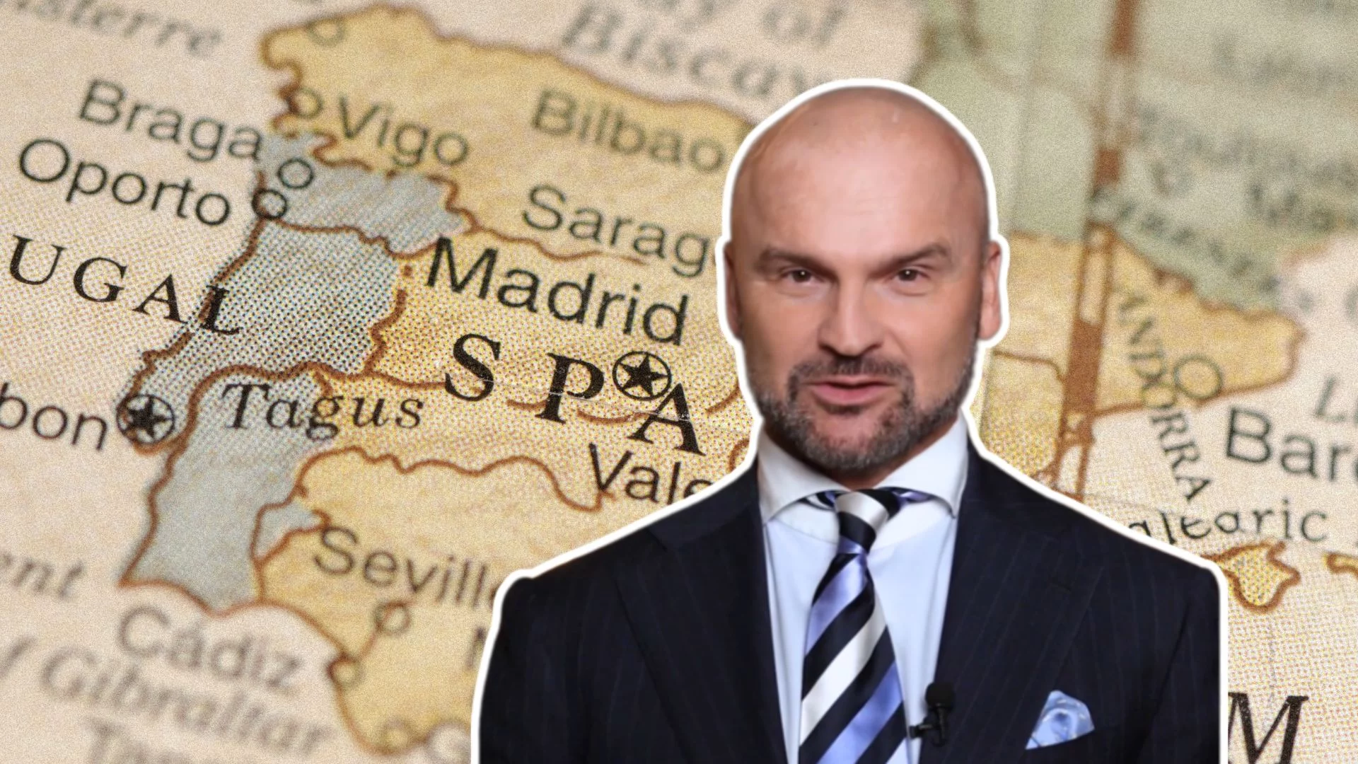 Rafał Brzoska na tle mapy Półwyspu Iberyjskiego.