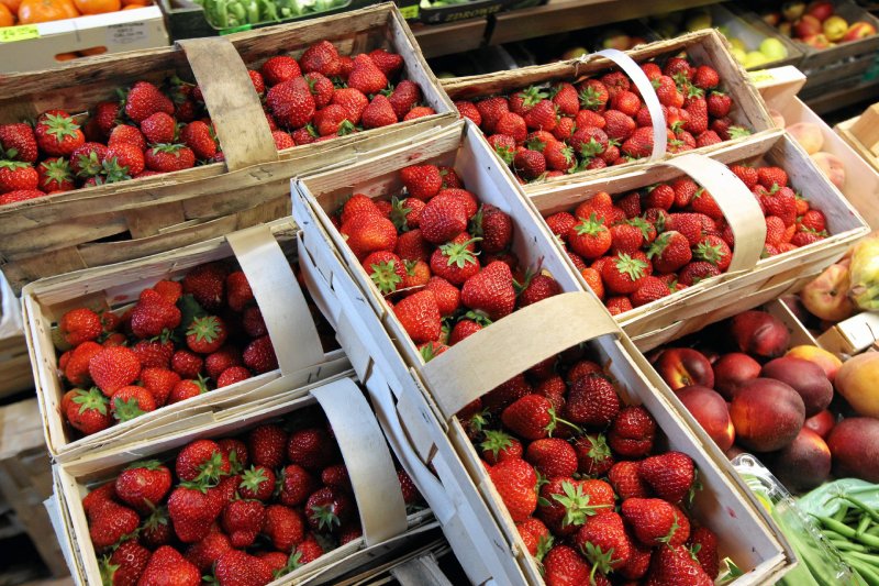 Ceny truskawek latem 2021 będą wysokie. Na początku sezonu w hurcie wynoszą 20-30 zł za kilogram.