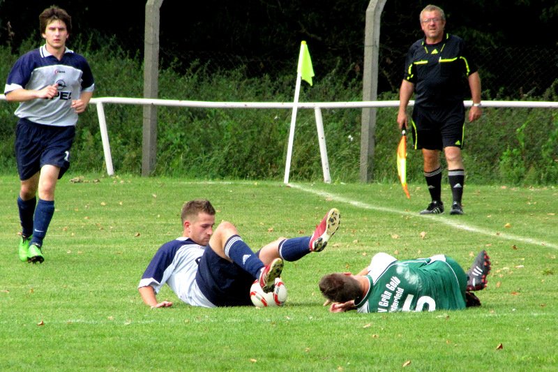 Naukowcy z PW pracują nad przełomowymi ochraniaczami dla piłkarzy. Boleć ma napastnika, a nie ofiarę ataku.